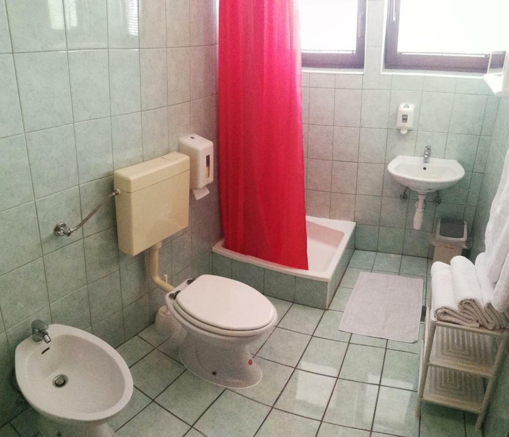 Hotel Kavana I Sobe Monika à Grabrovnik Extérieur photo